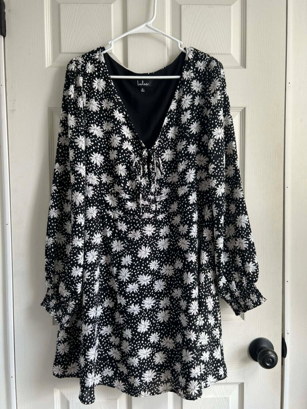 Lulus Black & White Floral Long Sleeve Dress Keyhole Tie Front Smocked Cuffs XL